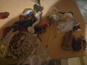 lot 564 image: Santa Claus Figurines and Decor Lot