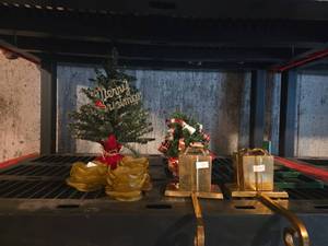lot 583 image: Christmas Decor Lot