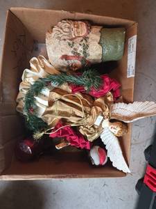 lot 592 image: Christmas Decor