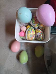 lot 596 image: Lot of Plastic Easter Eggs Decorative and Solid Colors