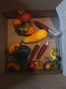 lot 598 image: Decorative Vegetable Figurines Lot