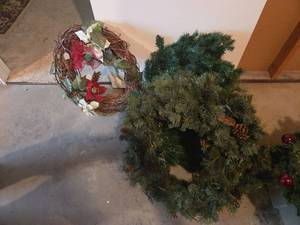lot 600 image: Lot of 4 Wreaths