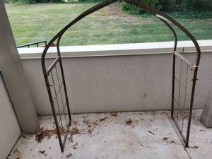 lot 616 image: Garden Arbors