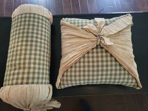 lot 627 image: Green and Cream Gingham Checkered Pillows and Bolster Lot