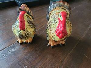 lot 633 image: Pair of Decorative Turkey Salt and Pepper Figurines with Red Combs and Yellow Bodies missing the plug