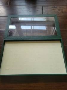 lot 635 image: Green jewelry holder for rings