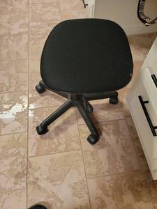 lot 660 image: Black Mesh Office Chair with Casters and Adjustable Height