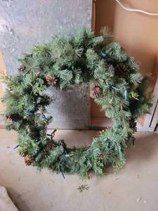 lot 669 image: Evergreen Wreath with Pinecones and Lights