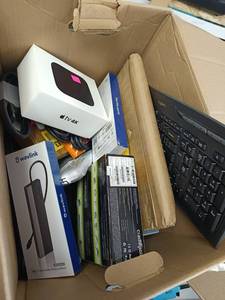 lot 53 image: Electronics Lot - incluses Apple TV 4K, Wavlink USB-C Dock, Logitech Keyboard, Cradlepoint Router