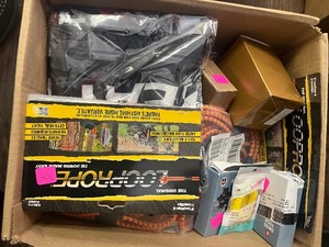 lot 58 image: Mystery box includes looprope, flashlight, multitools - 14 items total