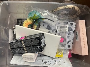 lot 59 image: Mystery beauty box - 15 items total