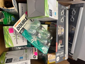 lot 61 image: Mystery home box - 20 items total - includes lighting