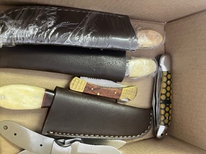 lot 75 image: 7 knives - includes Damascus steel, bone handle, folding knives