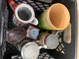 lot 83 image: Miscellaneous home decor collectible box