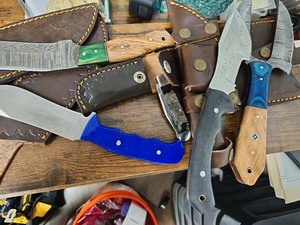 lot 98 image: Lot of 5 knives full tang
