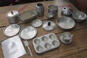 lot 3035 image: Vintage Childs Aluminum Dish Set
