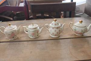 lot 3036 image: Vintage Small Teapots