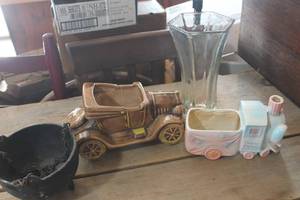 lot 3053 image: Vintage Planters and More