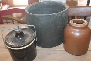 lot 3064 image: Vintage Crocks