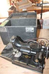 lot 3069 image: Antique Singer Featherweight Centennial Model untested wcase