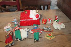 lot 3089 image: Vintage Santa Trinket Box and More