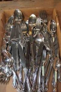 lot 3097 image: Flat of Silverware