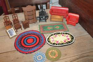 lot 3106 image: Vintage Doll House Furniture, Rugs & More