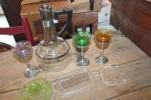 lot 3109 image: Vtg. Uranium Glass Juicer small chips and More