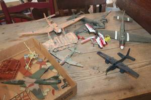 lot 3129 image: Vintage Model Planes and More