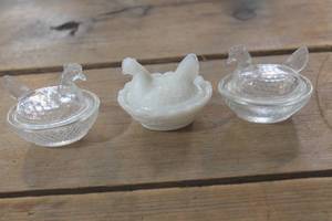 lot 3131 image: 2 12 wide Vtg. Hen on Nests small chips