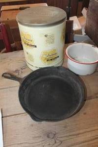 lot 3135 image: Vintage Griswold Cast Iron Skillet & More