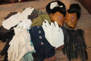 lot 3150 image: Vintage Womens Gloves and More