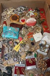 lot 3162 image: Flat of Misc. Jewelry Rings, Cuff Links & More