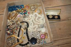 lot 3164 image: Flat of Misc. Jewelry