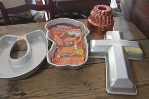 lot 3177 image: Wilton Cake Pans and More