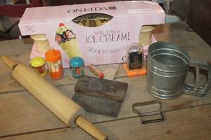 lot 3186 image: NIB Oneida Sundae Cups and More