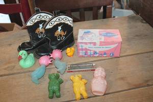 lot 3210 image: Vintage Childs Cowboy Boots and More