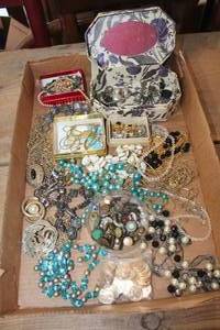 lot 3220 image: Flat of Misc. Jewelry