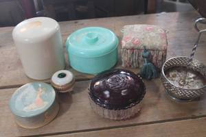 lot 3231 image: Vintage Dresser Trinket Boxes and More