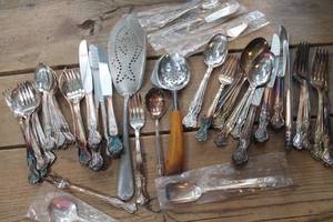 lot 3237 image: Flat of Vintage Silverware and More