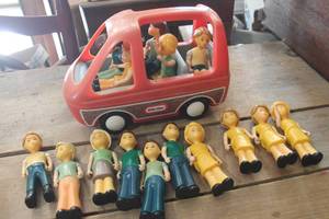 lot 3254 image: Vintage Little Tikes Car and Dolls