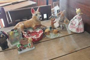 lot 3262 image: Vintage Chalkware Dog and Other Figurines