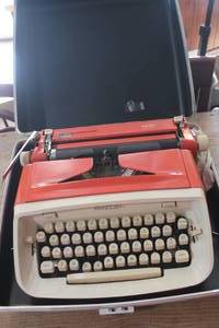 lot 3265 image: Vintage Royal Typewriter with Case & Key