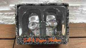 lot 11 image: 2-Piece Skull Salt & Pepper Set