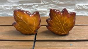 lot 36 image: Leaf-Shaped Salt & Pepper Shaker Set