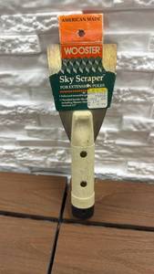 lot 61 image: Wooster Sky Scraper 3 inch 16 Gauge Rust-Resistant Blade for Extension Poles