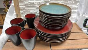 lot 92 image: 21Piece Dinnerware Set - Plates & Mugs (Red & Turquoise)