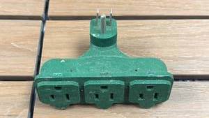 lot 100 image: Green 3-Outlet Power Adapter with 3-Prong Plug