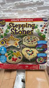 lot 112 image: Create Your Own Stepping Stones Craft Kit - Make 4 Round Stepping Stones