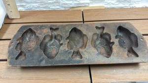lot 113 image: Lodge Cast Iron Fish Mold - 5-Cavity Casting Mold